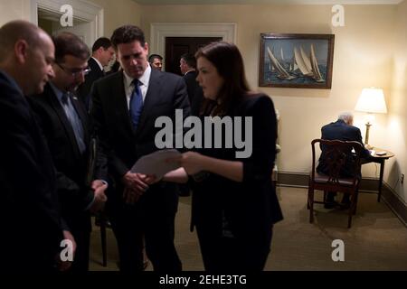 Le président israélien Shimon Peres, assis à droite, attend dans le couloir devant le bureau ovale avant de rencontrer le président Barack Obama, le 25 juin 2014. DaN Shapiro, ambassadeur des États-Unis en Israël, deuxième à gauche, confère avec Clare Gallagher, directrice adjointe du NSC pour les visites. Banque D'Images