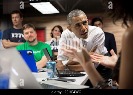 Le président Barack Obama rend visite à des employés avant de faire des remarques à 1776, un centre de start-up technologique à Washington, D.C., le 3 juillet 2014. Banque D'Images