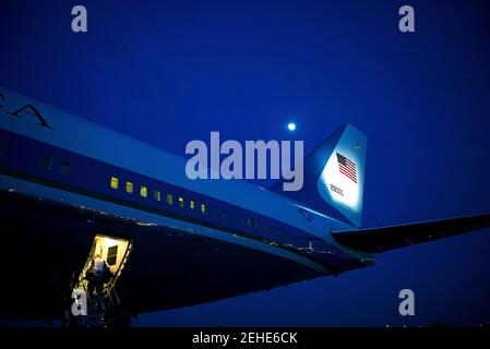 Le drapeau américain est illuminé sur la queue de l'Air Force One en tant que membres de la presse à bord de l'avion pour un départ en soirée avec le président Barack Obama de l'aéroport international de Dallas/fort Worth, Texas, le 9 juillet 2014. Banque D'Images