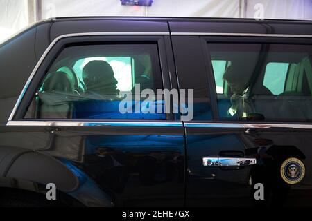 Le président Barack Obama s'entretient au téléphone avec le Premier ministre des pays-Bas, Mark Rutte, pour exprimer ses condoléances à la population des pays-Bas pour la mort de citoyens néerlandais voyageant sur le vol 17 de Malaysia Airlines. Le président siège dans le cortège avec Tony Blinken, conseiller adjoint à la sécurité nationale, à droite, à New York, N.Y., le 17 juillet, 2014. Banque D'Images