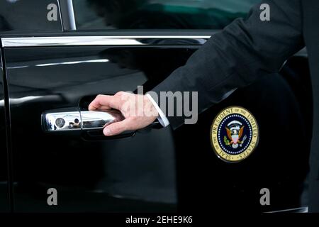 Un agent du Service secret américain attend pour ouvrir le défilé de porte comme le président Barack Obama arrive à l'Uptown Theatre à Kansas City, Mo., 30 juillet 2014. Banque D'Images