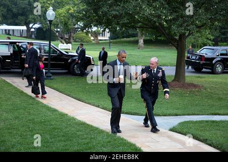 Le président Barack Obama marche avec le général Martin Dempsey, président des chefs d'état-major interarmées, sur la pelouse sud de la Maison Blanche, à son retour du Sommet des dirigeants États-Unis-Afrique au Département d'État des États-Unis à Washington, D.C., le 6 août 2014. Banque D'Images