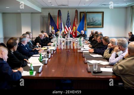 Le président Barack Obama rencontre les hauts dirigeants militaires au Pentagone à Arlington, Virginie, 8 octobre 2014. Assis à côté du Président sont le ministre de la Défense Chuck Hagel et le Général Martin Dempsey, chef d'état-major interarmées, droite. Banque D'Images