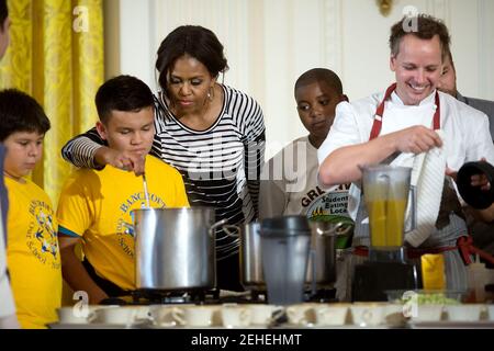 La Première Dame Michelle Obama et le chef Thomas Ciszak inscrivez-vous l'école les enfants dans la préparation du repas annuel de récolte d'automne dans l'East Room de la Maison Blanche, le 14 octobre 2014. Banque D'Images