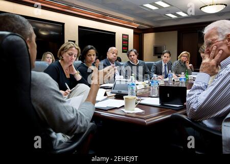 Le président Barack Obama convoque une réunion de mise à jour d'Ebola avec le Vice-président Joe Biden dans la salle de la Maison Blanche, Samedi, Octobre 18, 2014. Assis à la table, de gauche, sont : Lisa Monaco, Assistant du Président pour la sécurité intérieure et le terrorisme ; le Conseiller pour la sécurité nationale, Susan E. Rice, le secrétaire à la sécurité intérieure, Jeh Johnson ; Tony Blinken, Vice-conseiller à la sécurité nationale ; le Dr Thomas Frieden, directeur des centres de contrôle et de prévention des maladies ; Jennifer Palmieri, Directeur des Communications, et de la Santé et des Services Secrétaire Sylvia Mathews Burwell. Banque D'Images