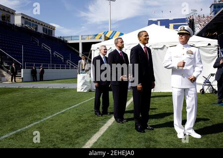 Le président Barack Obama, debout avec, de gauche à droite; le secrétaire de la Marine Ray Mabus, Maryland Gov. Martin O'Malley et vice-SMA du surintendant de l'Académie navale. Jeffrey L. Fowler, attend d'entrer sur scène à l'Académie navale américaine à Annapolis, Maryland, le 22 mai 2009. Banque D'Images