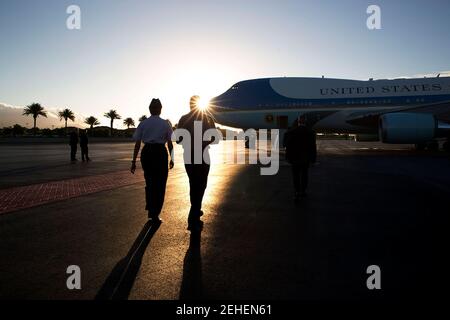 Le président Barack Obama se rend à l'Air Force One avec le général Lori Robinson, commandant des Forces aériennes du Pacifique, après une escale de ravitaillement à Joint Base Pearl Harbor-Hickam à Hawaï, le 16 novembre 2014. Banque D'Images