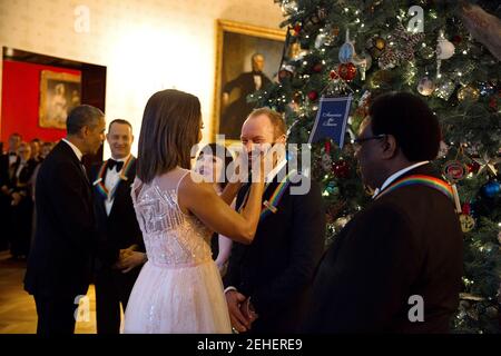 La Première Dame Michelle Obama Sting accueille alors que le président américain Barack Obama salue d'autres personnes honorées, Tom Hanks, Lily Tomlin et Patricia McBride dans la chambre bleue au cours de la Kennedy Center Honors réception à la Maison Blanche, le 7 décembre 2014. Honoree Al Green se situe à droite. Banque D'Images