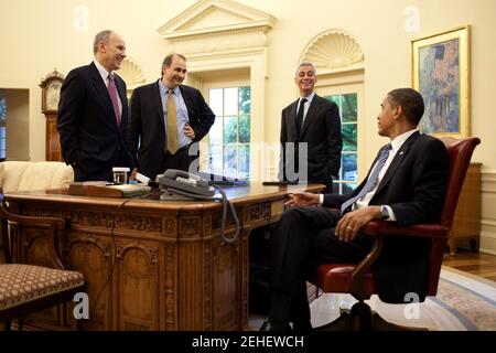 Le président Barack Obama plaisanta avec le directeur des affaires législatives Phil Shiliro, le conseiller principal David Axelrod, et le chef de cabinet Rahm Emanuel dans le bureau ovale de la Maison Blanche, le 26 mai 2009. Banque D'Images