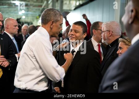 Le président américain Barack Obama salue Ramone Davis, un ancien combattant ayant servi en Afghanistan et en Iraq et qui travaille maintenant à l'usine de montage de Ford au Michigan où le président a parlé de Wayne, Michigan, le 7 janvier 2015. Le Président a souligné Ramone pendant son discours. Banque D'Images