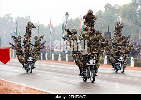 Les membres de la Force de sécurité des frontières de l'Inde passe par Devils ose sur des motos au cours de la République à New Delhi, Inde, le 26 janvier 2015. Banque D'Images