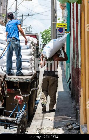 Camion déchargement de la nourriture en entreposage, Santa Clara, Cuba 2014 Banque D'Images