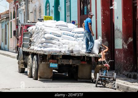 Camion déchargement de la nourriture en entreposage, Santa Clara, Cuba 2014 Banque D'Images