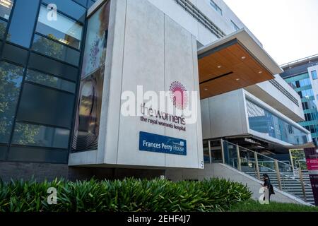 Une femme entre à l'hôpital Royal Women's Hospital de Parkville, Melbourne, Victoria, Australie Banque D'Images