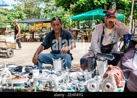 Deux hommes cubains travaillant dans une petite entreprise privée, Santa Clara, Cuba 2014 Banque D'Images