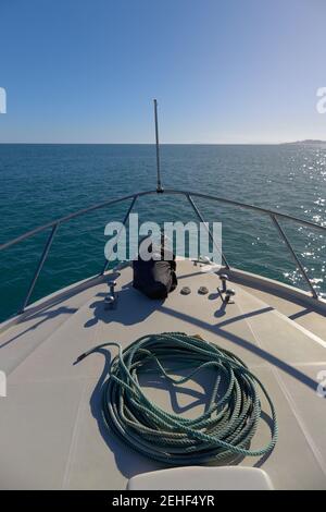 arc d'un bateau avec tout en naviguant dans l'océan avec corde nautique. fond clair . format vertical Banque D'Images