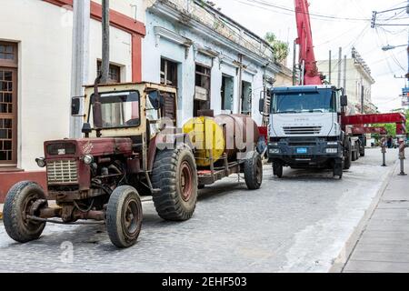 Grue et tracteur travaillant dans un bâtiment de réparation, Santa Clara, Cuba 2014 Banque D'Images
