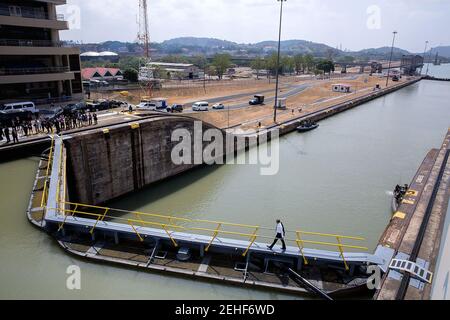 Le 10 avril 2015 'nous venons de visiter la tour de contrôle des écluses de Miraflores sur le canal de Panama à Ancon, et je suis resté au sommet de la tour pour capturer cette vue du président en traversant une écluse, mais pas avant de dire au Service secret de ne pas partir sans moi.' Banque D'Images