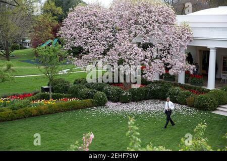 Avril 16, 2015 'le Président était sur le point de signer H.R. 2 Medicare Access and CHIP Reauthorization Act de 2015 dans le jardin de la Rose de la Maison Blanche ainsi nous avons eu Lawrence Jackson pré-position sur le toit de la Colonnade et il a capturé cette scène pittoresque du Président marchant à la signature tableau.' Banque D'Images