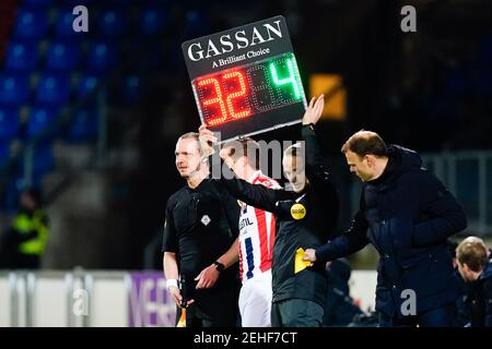 TILBURG, PAYS-BAS - FÉVRIER 19 : arbitre adjoint Rob van de Ven lors du match Eredivisie entre Willem II et le FC Utrecht à Koning Willem II Banque D'Images