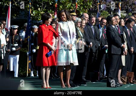 La première dame Michelle Obama est aux côtés de la première dame Akie Abe du Japon lors de la cérémonie d'arrivée d'État du Premier ministre Shinzo Abe sur la pelouse sud de la Maison Blanche, le 28 avril 2015. Banque D'Images