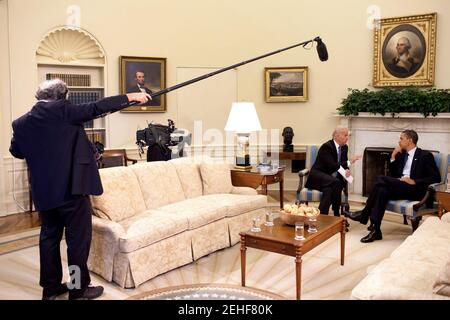 Le président Barack Obama rencontre le vice-président Joe Biden dans le bureau ovale, tandis que les équipes audio et vidéo de NBC enregistrent des séquences pour l'offre spéciale « Inside the Obama White House », le 29 mai 2009. Banque D'Images
