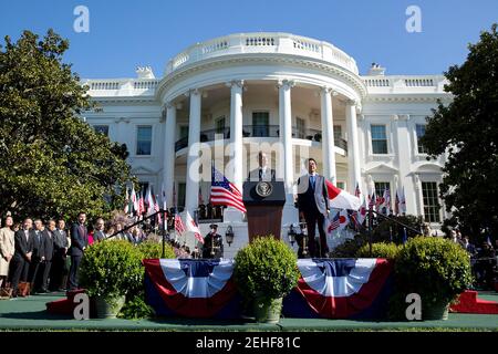 Le président Barack Obama prononce une allocution lors de la cérémonie d’arrivée d’État du Premier ministre japonais Shinzo Abe sur la pelouse sud de la Maison Blanche, le 28 avril 2015. Banque D'Images