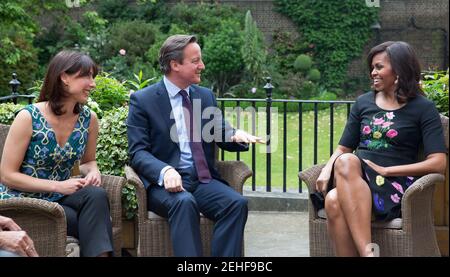 La première dame Michelle Obama et les filles Sasha et Malia rencontrent le Premier ministre David Cameron et sa femme Samantha Cameron pour le thé au 10 Downing Street, Londres, Angleterre, le 16 juin 2015. Marian Robinson et Leslie Robinson sont également présents. Banque D'Images