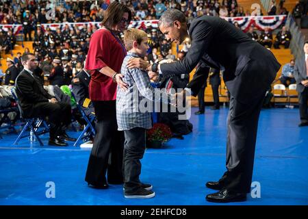 4 octobre 2015 « le président salue les familles de pompiers lors de la lecture des noms au National Fallen Firefighters Memorial Service de l'Université Mount Saint Mary's à Emmitsburg, Maryland. » Banque D'Images