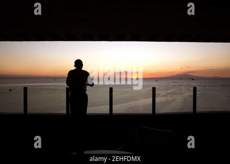 19 novembre 2015 'le Président regarde le soleil se coucher sur la baie de Manille depuis son balcon d'hôtel à Manille.' Banque D'Images