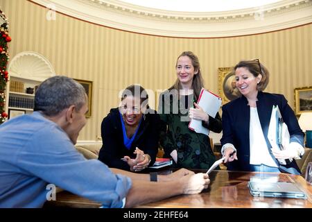 5 décembre 2015 « UN rare moment de rire de fin de semaine avec les principaux assistants de la présidence à la sécurité nationale, de gauche à droite, la conseillère à la sécurité nationale Susan E. Rice, la conseillère à la sécurité intérieure Lisa Monaco et la vice-présidente à la sécurité nationale avril Haines, alors qu'ils plaisantent sur une caricature du New Yorker qui ressemblait aux trois femmes. » Banque D'Images