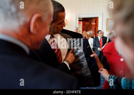 Le président Barack Obama rencontre les leaders syndicaux dans la salle bleue de la Maison Blanche et montre que son costume est fait aux États-Unis, à la suite de la signature d'un décret exécutif pour un groupe de travail de la Maison Blanche sur les familles de travailleurs de classe moyenne, le 30 janvier 2009. Banque D'Images