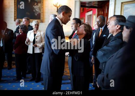 Le président Barack Obama rencontre les leaders syndicaux dans la salle bleue de la Maison-Blanche à la suite de la signature d'un décret exécutif pour un groupe de travail de la Maison-Blanche sur les familles de travailleurs de classe moyenne, le 30 janvier 2009. Banque D'Images
