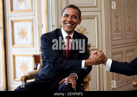 Le président Barack Obama va la main avec le président français Nicolas Sarkozy lors d'une réunion bilatérale à Caen, France, le 6 juin 2009. Banque D'Images