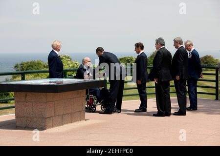 Le président Barack Obama s'entretient avec le vétéran Ben Franklin en Normandie, avec le vétéran Clyde Combs (à gauche), le président français Nicolas Sarkozy, le premier ministre britannique Gordon Brown, le premier ministre canadien Stephen Harper et le prince Charles d'Angleterre à l'occasion du 65e anniversaire de l'invasion du jour J, le 6 juin 2009. Banque D'Images