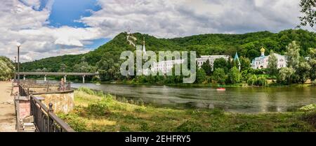 Svyatogorsk, Ukraine 07.16.2020. Pont de Svyatogorsk près des montagnes Saintes Lavra à Svyatogorsk ou Sviatohirsk, Ukraine, le matin ensoleillé de l'été Banque D'Images