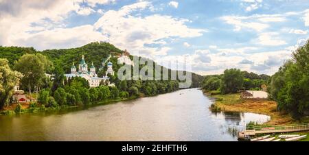 Svyatogorsk, Ukraine 07.16.2020. Rivière Seversky Donets près de Svyatogorsk ou Sviatohirsk lavra le matin ensoleillé de l'été Banque D'Images