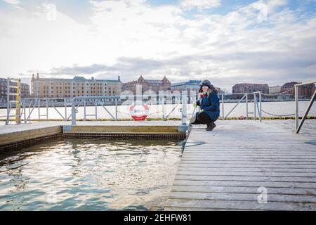 Natation en eau froide à Copenhague, la température était de -4C. Les femmes régulières Annelise, Tatiyana et Marc étaient là. Les planches de bois étaient glacées Banque D'Images