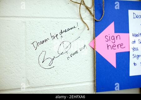 Signature du président Barack Obama sur un mur dans une salle de classe de santé à Southwest High School à Green Bay, Wisconsin, où il a assisté à une réunion de la mairie sur les soins de santé, le 11 juin 2009. Le personnel de l'éducation physique et de la santé a laissé une note demandant au président de signer le mur pour que les futurs étudiants puissent le voir. Banque D'Images