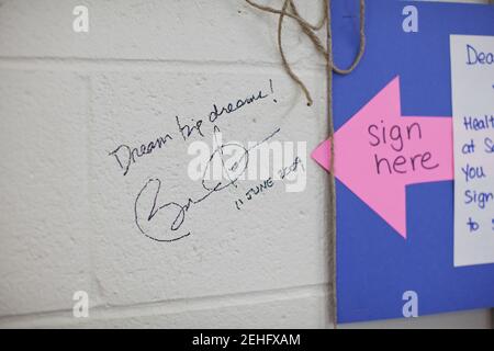 La signature du président Barack Obama est vue sur un mur dans une salle de classe de santé à Southwest High School à Green Bay, Wisc., le 11 juin 2009. Le personnel de l'école, où le président a assisté à une réunion de la mairie sur les soins de santé, a laissé une note lui demandant de signer le mur pour que les futurs élèves puissent le voir. Banque D'Images