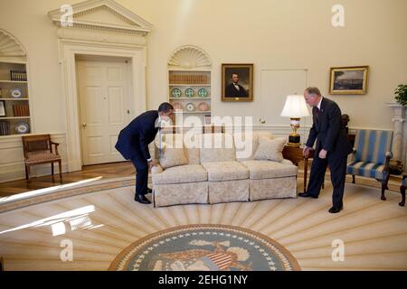 Le président Barack Obama est aidé par le gouverneur du Vermont, Jim Douglas, pour déplacer un canapé dans le bureau ovale 2/2/09. Le gouverneur Douglas s'est entretenu avec le président sur le plan de relance économique. 2/2/09 Photo Officiel de la Maison Blanche par Pete Souza Banque D'Images