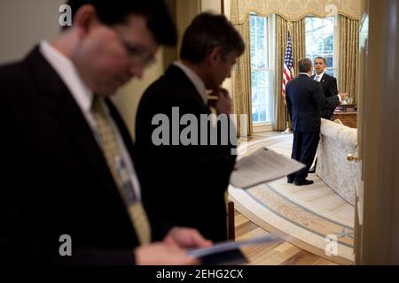 Le président Barack Obama est informé avant de rencontrer la présidente du Chili Michelle Bachelet dans le Bureau ovale, le 23 juin 2009. Banque D'Images