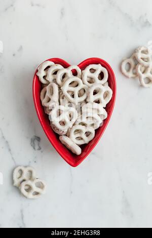 Bretzels croustillants au chocolat et au yaourt dans le cœur de la Saint-Valentin Banque D'Images
