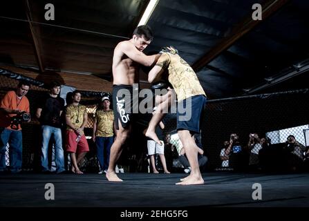Lyoto Machida, le combattant de l'UFC, est parti, lors d'une séance d'entraînement au Black House Gym à Gardena, en Californie, le 20 octobre 2009. Francis Specker Banque D'Images