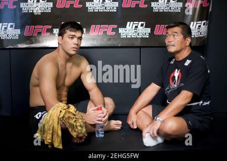 Lyoto Machida, combattant de l'UFC, est parti avec son père Yoshizo Machida, lors d'une séance d'entraînement au gymnase de la Maison Noire à Gardena, en Californie, le 20 octobre 2009. Francis Specker Banque D'Images