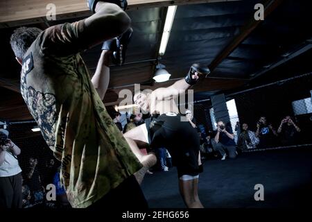 Lyoto Machida, chasseur de l'UFC, à droite, lors d'une séance d'entraînement au Black House Gym à Gardena, en Californie, le 20 octobre 2009. Francis Specker Banque D'Images