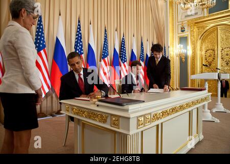 Le président Barack Obama et le président russe Dmitri Medvedev signent un accord préliminaire visant à réduire les arsenaux nucléaires américains et russes après des réunions au Kremlin à Moscou, en Russie, le 6 juillet 2009. Banque D'Images