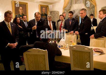 Le président Barack Obama est informé par des conseillers avant une série d'entretiens télévisés à Moscou, en Russie, le 7 juillet 2009. Banque D'Images