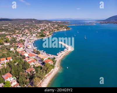 Drone aérien bird's eye view photo de port emblématique de Nidri ou Nydri un port sûr pour les voiliers et célèbre pour des excursions vers Meganisi, Skorpios et autres Banque D'Images