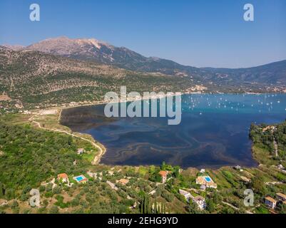 Drone aérien bird's eye view photo de port emblématique de Nidri ou Nydri un port sûr pour les voiliers et célèbre pour des excursions vers Meganisi, Skorpios et autres Banque D'Images